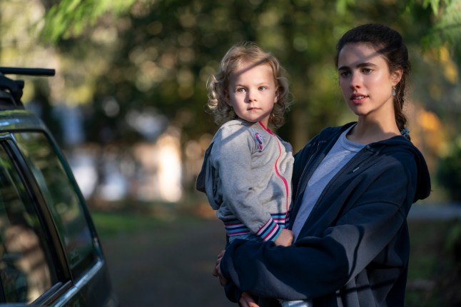 MAID (L to R) RYLEA NEVAEH WHITTET as MADDY and MARGARET QUALLEY as ALEX in episode 101 of MAID Cr. RICARDO HUBBS/NETFLIX ?? 2021