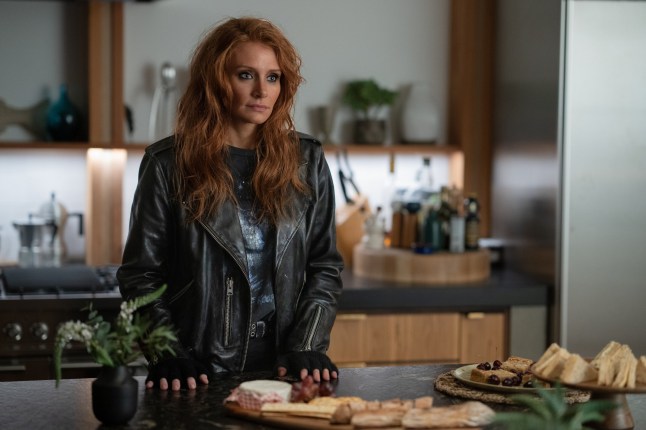Bryce Dallas Howard as KAT in DEEP COVER. Credit: Peter Mountain / ?? 2025 COPERTURA PRODUCTIONS LTD. ALL RIGHTS RESERVED.